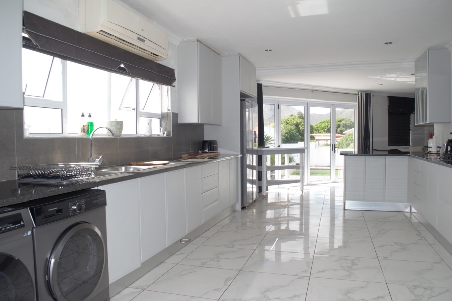 6 Bedroom Property for Sale in Perlemoenbaai Western Cape